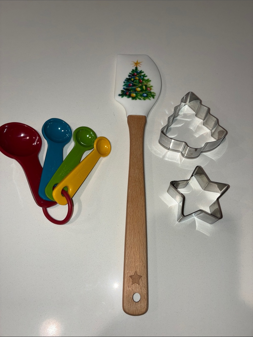 HOLIDAY TREE Silicone Spatula With Wooden Handle NWOT, Measuring Spoons &Cutters